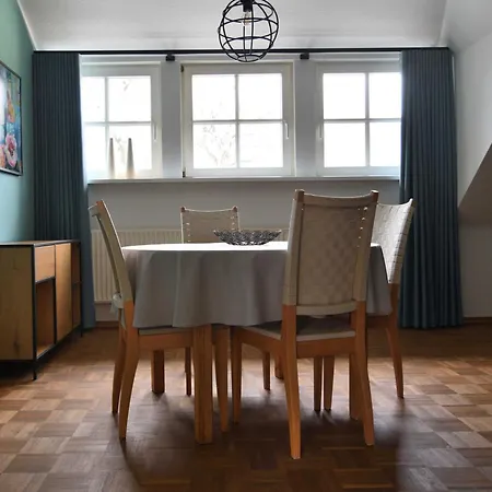 Whispering Tree Gross אורחן *