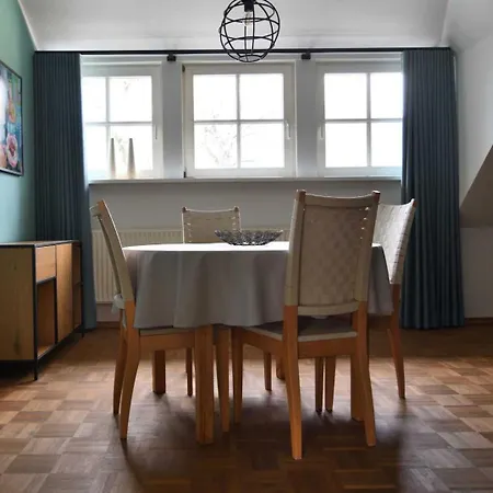 Whispering Tree Gross אורחן