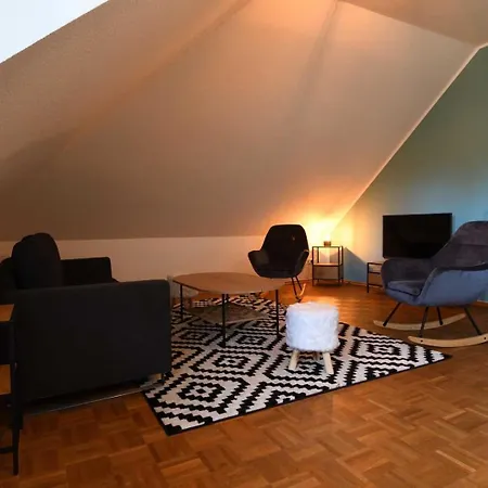 Whispering Tree Gross אורחן אנקום