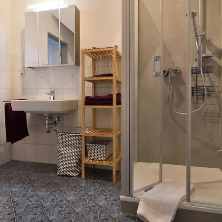 Whispering Tree Gross אורחן *