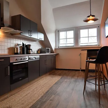 Whispering Tree Gross אורחן אנקום